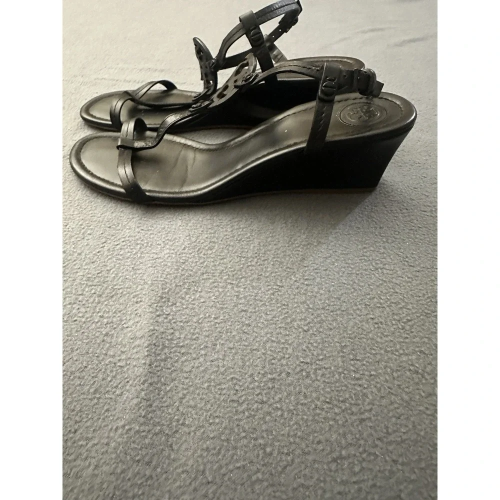 Tory Butch Miller T-Strap Black Leather Wedge Sandals Women's Size 8.5 Logo EUC